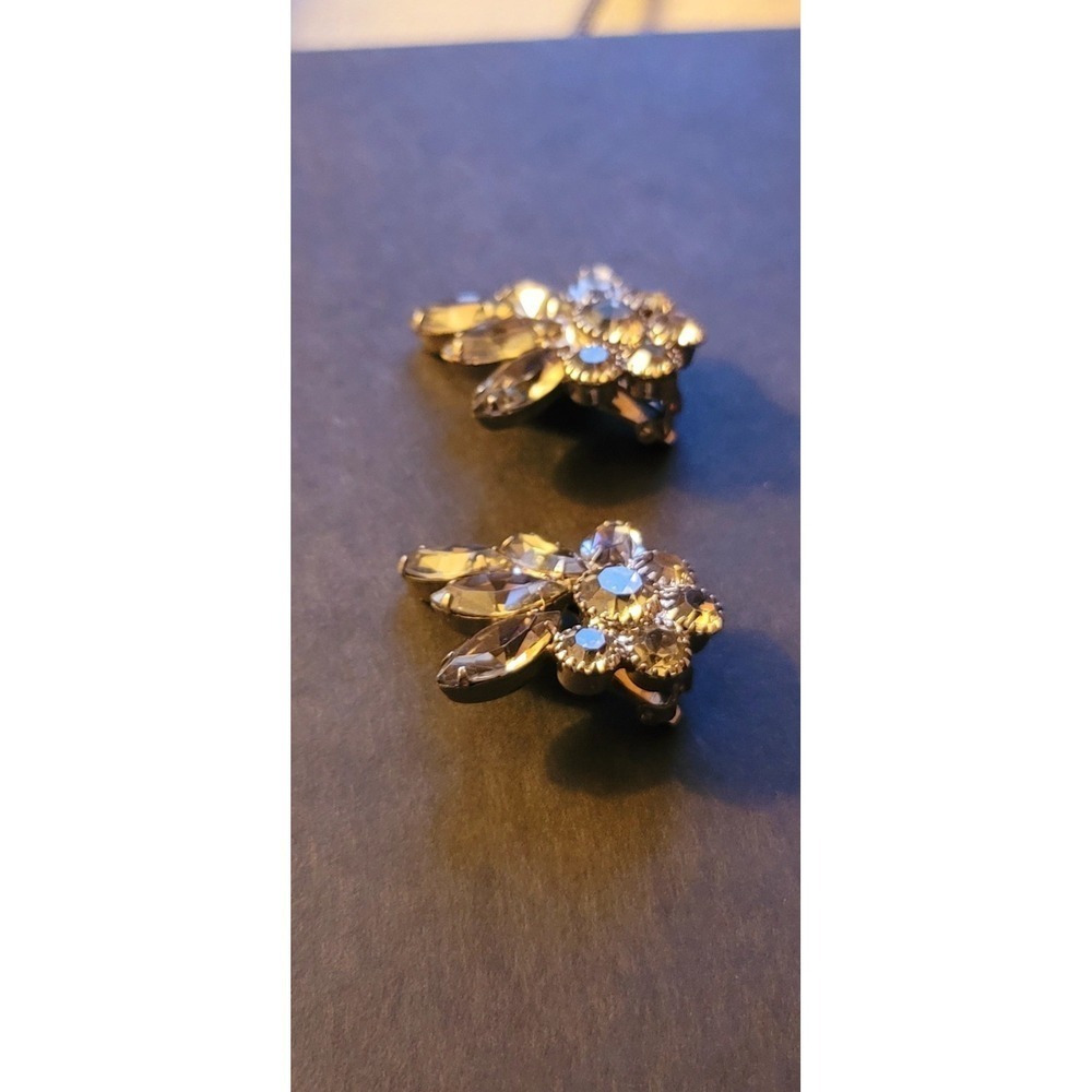 Gorgeous Vintage Silvertone Gray Rhinestone Clip on Earrings - Picture 4 of 9